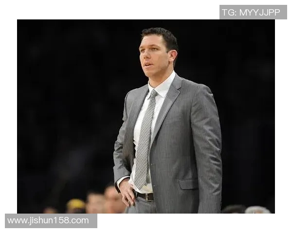 主教练战术板曝光，备战细节震撼网友