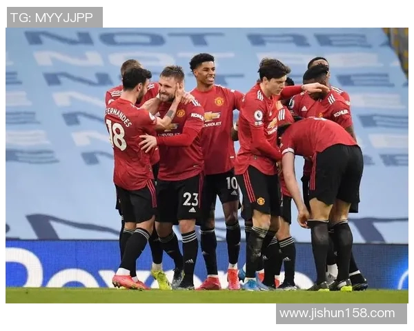 曼联赛场频现小动作引发球迷热议细节背后隐藏的战术意图